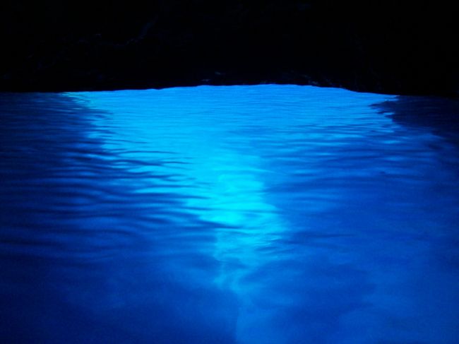 【１６昼前～１８日目午前】<br /><br />「クロアチアの青の洞窟」を見に行きます♪<br />青の洞窟観光は、フヴァール島からか、洞窟に近いヴィズ島からの日帰りツアーで行ける。<br /><br />「アドリア海最人気のリゾート地で、夏には多くの有名人も豪華ヨットでやってくる」フヴァール島からのツアーで行ってみることに。<br /><br />先ず、スプリットからフヴァール島へ高速船で渡り、ツアーチケットを購入。<br />翌朝、フヴァール港から「青の洞窟１日ツアー」で行ってきました♪　<br />その青さは･･･、イタリア・カプリ島の青の洞窟ように不思議な青の光が海面に漂っていた。。。<br />こちらは、イタリア・カプリ島の青の洞窟よりは、洞窟の入口が少し大きいので、波が高くて見れないと言うことは殆ど心配ご無用の所でした。<br /><br />ツアー翌朝の高速船でスプリットに戻ってきました♪<br /><br />--- 【日程】 --------------------------------<br />D1　7/30 関空2230-ｲｽﾀﾝﾌﾞｰﾙ+0535(ﾄﾙｺ航空)<br />D2　7/31 【イスタンブール観光】<br />　　　---　ｲｽﾀﾝﾌﾞｰﾙ1235-ﾏｹﾄﾞﾆｱ/ｽｺﾋﾟｴ1255(ﾄﾙｺ航空)【スコピエ観光】<br />D3　8/01 ｽｺﾋﾟｴ0900-ｺｿﾎﾞ/ﾌﾟﾘｼｭﾃｨﾅ1055(BUS)【プリシュティナ観光】<br />D4　8/02 ﾌﾟﾘｼｭﾃｨﾅ1000-ｽｺﾋﾟｴ1230､ｽｺﾋﾟｴ1400-ｵﾌﾘﾄﾞ1800(BUS)　<br />D5　8/03 【オフリド観光】　<br />D6　8/04 ｵﾌﾘﾄﾞ0810-ｽﾄｩﾙｰｶﾞ0820(ﾐﾆﾊﾞｽ)、<br />　　　---　ｽﾄｩﾙｰｶﾞ0930-ｱﾙﾊﾞﾆｱ/ﾃｨﾗﾅ1450(Bus)【ティラナ観光】　<br />D7　8/05 【クルヤ日帰り観光】 往1115-1235(BUS)､復1550-1655(BUS)<br />D8　8/06 ﾃｨﾗﾅ0612-ｼｭｺ-ﾄﾞﾗ0755(ﾐﾆﾊﾞｽ)、ｼｭｺ-ﾄﾞﾗ0900～<br />　　　---　～ﾓﾝﾃﾈｸﾞﾛ/ｳﾙﾂｨﾆ1045(BUS)、ｳﾙﾂｨﾆ1200-ﾊﾞｰﾙ1240(BUS)<br />　　　---　ﾊﾞｰﾙ1250-ｺﾄﾙ1450(BUS)【コトル観光】　<br />D9　8/07 【コトル観光】ｺﾄﾙ1044-ﾎﾟﾄﾞｺﾞﾘﾂｧ1255(BUS)【ﾎﾟﾄﾞｺﾞﾘﾂｧ観光】<br />D10 8/08 ﾎﾟﾄﾞｺﾞﾘﾂｧ0930-ﾎﾞｽﾆｱ･ﾍﾙﾂｪｺﾞﾋﾞﾅ/ｻﾗｴﾎﾞ1525(BUS)<br />　　　---　【サラエボ観光】　<br />D11 8/09 【サラエボ観光】　<br />D12 8/10 ｻﾗｴﾎﾞ0900-ﾓｽﾀﾙ1200(BUS) 【モスタル観光】<br />D13 8/11 ﾓｽﾀﾙ1000-ｸﾛｱﾁｱ/ﾄﾞﾌﾞﾛｳﾞﾆｸ1505(BUS)【ドブロヴニク観光】<br />D14 8/12 【ドブロヴニク観光】<br />D15 8/13 ﾄﾞﾌﾞﾛｳﾞﾆｸ0900-ｽﾌﾟﾘｯﾄ1500(BUS)【スプリット観光】<br />D16 8/14 【スプリット観光】ｽﾌﾟﾘｯﾄ1130-ﾌｳﾞｧ-ﾙ1230(船)【ﾌｳﾞｧ-ﾙ観光】<br />D17 8/15 【青の洞窟１日観光ツアー】0930出発､1930帰着<br />D18 8/16 ﾌｳﾞｧ-ﾙ0745-ｽﾌﾟﾘｯﾄ0920(船)､<br />　　　---　【トロギ－ル日帰り観光】往1200-1255､復1747-1840(BUS)<br />D19 8/17 ｽﾌﾟﾘｯﾄ0830-ｼﾍﾞﾆｸ1030(BUS)【シベニク観光】<br />　　　---　ｼﾍﾞﾆｸ1340-ｻﾞﾀﾞﾙ1510【ザダル観光】<br />D20 8/18 ｻﾞﾀﾞﾙ0900-ﾌﾟﾘﾄｳﾞｨﾂｴ1120(BUS)【プリトヴィツエ湖観光】<br />　　　---　1645-ｻﾞｸﾞﾚﾌﾞ1900(BUS)<br />D21 8/19 【ザグレブ観光】<br />D22 8/20 ｻﾞｸﾞﾚﾌﾞ0900-ｽﾛﾍﾞﾆｱ/ﾘｭﾌﾞﾘｬｰﾅ1119(列車)【ﾘｭﾌﾞﾘｬｰﾅ観光】<br />D23 8/21 【ブレッド湖日帰り観光】 往1000-1130､復1630-1750(BUS) <br />D24 8/22 ﾘｭﾌﾞﾘｬｰﾅ1435-ｲｽﾀﾝﾌﾞｰﾙ1745(ﾄﾙｺ航空)､ｲｽﾀﾝﾌﾞｰﾙ2350～<br />D25 8/23 ～関空+1655(ﾄﾙｺ航空)