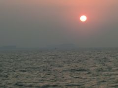 ペルシャ湾の夕日は水平線に沈めず！？