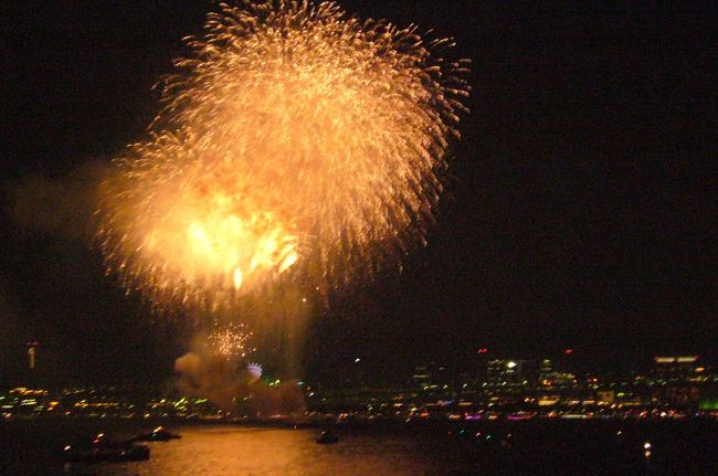船から見る東京湾大花火大会。<br />花火好きの母が　停泊している船で見る花火を予約してくれました。
