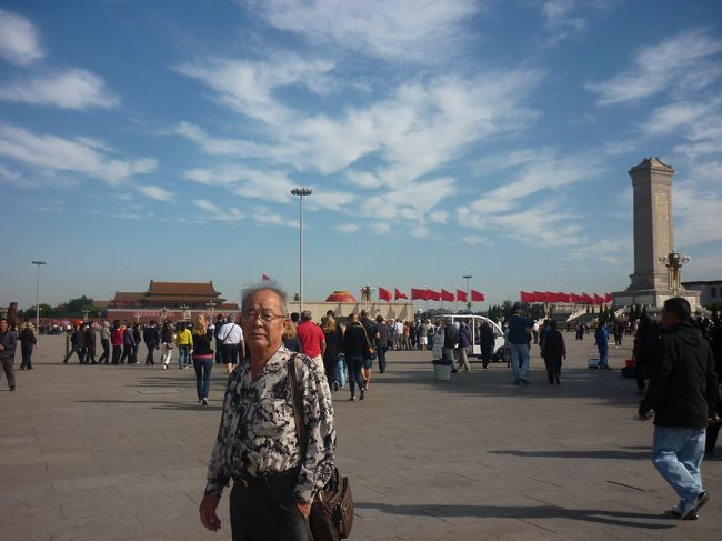 　昨年の秋　主人とわたしが銀婚式記念旅行で行った北京の写真を見せたら「俺も連れてけ！案内しろや」というご命令が下り、父の全面的金銭支援のもと　でかけることになりました（やった〜！）<br />　前回の反省点を洗い出し、作戦を練り上げ　いざ出陣ですな。<br />　<br />　ＪＴＢのマイセレクト北京５日間<br />宿泊は北京飯店の故宮が見えるお部屋です。←父の希望（これを希望すると一人１泊4000円もアップするんですよ。もったいないけど。）総額にしたら去年のハワードジョンソンパラゴンホテルの倍かかってるし。<br />　父が言うには「来年この世におるかおらんかわからんで　眺めとかないかんわな」ということです。まあ　そんな事言わないで　来年も一緒に旅行しようよ。旅費は出せませんが・・・・よろしくね（笑）<br /><br />１日目：午後１時半ホテル着　王府井ぶらつく　その後北京ダック（大董ダック海参店）夜景ドライブ<br />２日目：明の十三陵・慕田峪長城　夜は王府井でごはん<br />３日目：頤和園・マッサージ　夜は王府井でごはん<br />４日目：人民広場・天安門・故宮・什刹海で三輪力車　また王府井でご飯<br />５日目：前門・大柵欄街　ホテルでご飯　午後空港へ　21：30セントレア着<br /><br />と　こ〜んな日程です。今回は父が７７歳の高齢なので、＊北京散歩＊という会社のわがままチャーター車をお願いして移動しました。日本語の話せる運転手さんなので、とてもよかったです。去年知ってたら使ったのにな〜・・残念。では　どーぞ
