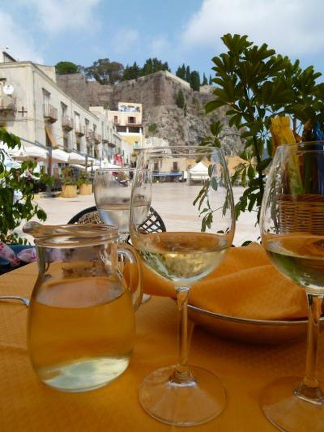 １６日間の美食とビーチバカンスのシチリア！Ｖｏｌ３６（第６日目午後）　☆エオリエ諸島：リパリ島(Lipari)　リパリの最後のランチは旧港（コルタ港）のレストランで優雅に頂く♪