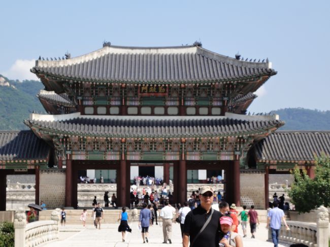 <br />友達と2人旅に行ってきました!!<br />2人とも初海外★ってことで<br />阪急交通社の航空券とホテルがセットの<br />フリープランのツアーで行きました。<br /><br />行きたいところに自由に行きたいし、<br />歩いてて気になったところにふらって立ち寄りたいし、<br />何より現地の雰囲気を少しでも多く感じたかったので<br />普通のツアーはやめました(*^。^*)<br /><br />実際に行ってみた感想は、<br />・日本語が通じすぎてビビった<br /> →観光地はほぼ100%日本語が通じました。<br /> 地元の人が利用するお店では通じませんでしたが<br /> 英語はちゃんと通じました(^O^)/<br />・日本人多すぎ<br /> →夏休みということもあり日本人だらけでした。<br /> 街中にあまりに日本語が溢れすぎてて<br /> あまり韓国に来た感じがしなくてちょっとがっかり。笑<br />・ぼったくり多すぎwww<br /> →当たり前だけど日本人ってばれるとぼったくりに会う…。<br /> 東大門の方や駅ビル?は要注意です!!<br /> まあ、値切り交渉するのも楽しかったですが!!笑<br /> ただ駅中の洋服屋さんで、<br /> 1000ウォンと500ウォンのラックから1点ずつ買おうとしたら<br /> レジで3000ウォンを請求されたのにはイラッとしました。<br /> 抗議しても無視されたので1000ウォンのだけ買って帰りました^_^;<br />・おしゃれなカフェがいっぱい♪<br /> →韓国では昼食の後にカフェに行く習慣があると聞きました。<br /> そのせいかカフェがいたるところにある!!<br /> 特にカロスキル通りにはいっぱいありました。<br /> カロスキル通りはおしゃれなお店がいっぱいだしおススメです!!<br /> 路地に入ると隠れ家的なカフェやお店があるので<br /> 裏通りも要チェックです\(^o^)/<br /><br />全体的にはこんな感じでした。<br />特にトラブルにも遭わず、楽しい旅行でした★<br />食事は地元の人が行くお店で食べることが多かったです。<br />ホテルやエステやのお姉さん、タクシーの運転手さんに聞いた<br />おすすめのお店に行きました!!<br />焼肉や韓国風ラーメンなどなど。<br />これらのお店では基本的には日本語は通じなかったけど<br />かたことの英語や身振り手振りで何とかなりました←<br /><br />最後にホテルの紹介をします!!<br />「ラマダホテル&スイート南大門」<br />・ソウル駅にも支庁駅にも歩いて10分前後で行けます。<br /> 南大門にも歩いていけましたが…遠いです!!<br />・フロントには24H日本語のできるスタッフがいたので<br /> 何かあっても安心です\(^o^)/<br /> タクシーもすぐ手配してくれましたし、<br /> バスについても詳しく教えてくださいましたm(__)m<br />・客室はとっても綺麗で設備も文句なし!!<br />・エントランスを出て左手すぐのところにファミリーマートが、<br /> エントランス正面にもコンビニがあるのでとても便利でした。<br />・ただ場所が分かりにくい…<br /> ホテル周辺のビルの高さが高いので<br /> 近くまでいかないとホテルのロゴが見えません(T_T)<br /> しかも地元民はまだしも<br /> 警察にホテルまでの道を聞いてもわからないと言われた。<br /> これにはさすがにビックリでしたわ。笑<br /><br /><br />初めてにしてはなかなか良い旅だったと思います!!<br />良い人にしか遭わなかったからかな??<br />ソウルの人たちはやさしくて親切で感動でした♪<br /><br /><br /><br />