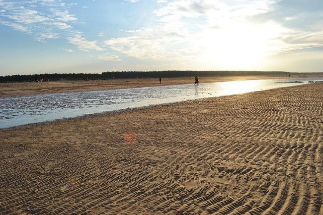 ロンドンは９月の最終週から、異様に天気がよくて暑～い日が続いています。<br /><br />今年は冷夏だったということもあり、夏が今さらやって来た～！という感じ。<br /><br />これから寒くて曇りが多い季節になるので、このいいお天気を十分に満喫しようと、週末はビーチで過ごすことに。<br /><br />お目当てのビーチは、雑誌『COAST』で2009年以来3年連続【イギリスNO.1ビーチ】に選ばれたホークハム・ビーチ。<br /><br />日本人観光客にはあまりなじみのない、ノーフォーク州のビーチです。<br /><br /><br />ビーチは遠浅で満潮と干潮の影響を受けやすく、とってもユニークで気持ちのいい場所でした！<br /><br />ホークハムでは、現在も子爵が住んでいる豪華なお屋敷、ホークハム・ホール内を見学。<br /><br />ノーフォーク州のすばらしい自然と、知られざるスポットを満喫した、とっても充実した週末でした。<br /><br /><br /><br />※Holkham Beachの詳細HP　http://www.holkham.co.uk/html/beach.html