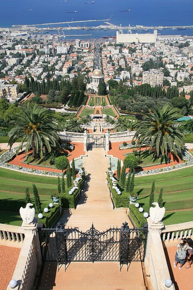 　ハイファはイスラエル北部の都市で、テルアビブ・エルサレムに次いで３番目に大きな都市です。<br />　ここには&quot;バハーイー教&quot;というあまり聞き慣れない宗教の寺院と庭園があり、「ハイファと西ガリラヤのバハーイー教聖地群」として世界遺産に指定されています。<br /><br />　９ヶ所の世界遺産を制覇したイスラエル＆ヨルダン旅行もいよいよ最後の１つです！<br />いや〜、今回の旅も大変だったなぁ(^_^)<br /><br /><br />【今回訪問する世界遺産】<br />第１５５弾「ハイファと西ガリラヤのバハーイー教聖地群」<br /><br />□8/20(土) 成田空港出発(16:55) → バンコク・スワンナプーム空港着(21:25)<br />□8/21(日) バンコク発(10:30) → テルアビブ空港着(07:20)→メギッド→テルアビブ<br />□8/22(月) テルアビブ → エルサレム<br />□8/23(火) エルサレム → ベツレヘム → エルサレム<br />□8/24(水) エルサレム → マサダ → エルサレム →(ヨルダン入国)→アンマン<br />□8/25(木) アンマン → ペトラ → ワディ・ラム<br />□8/26(金) ワディ・ラム →ウンム・アル・ラサース → マダバ → アンマン<br />□8/27(土) アンマン →(イスラエル入国)→ エルサレム→ハイファ<br />■8/28(日) ハイファ → アッコ → ハイファ → テルアビブ空港発(23:05)<br />□8/29(月) バンコク空港着(14:40)→バンコク→バンコク空港発(23:50)<br />□8/30(火) 成田空港着(08:10) → 帰宅