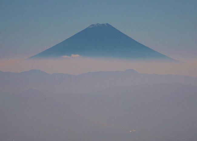 日本百名山の作者で登山家の深田久弥の終焉の地<br />である、山梨県の茅ケ岳（1703ｍ）と金ケ岳（1764ｍ）<br />に行って来ました。　茅ケ岳はニセ八ヶ岳と言われる<br />だけ有って遠くから見ると八ヶ岳連峰に良く似て<br />います。　　<br /><br />紅葉の時期には早く、登りを傾斜のきつい金ケ岳<br />からにしたので人にはほとんんど会わず静かな山旅<br />を楽しむことが出来ました。途中から見た墨絵の様<br />な富士山はとても綺麗でした。<br /><br />泊まった、石和の岩下温泉旅館は個室の囲炉裏風の<br />部屋で甲州料理を出して呉れて、とても美味しかった<br />です。また、ここの旧館のレトロな温泉は冷泉も有り<br />いくらでも入っていられる居心地の良さが有りました。<br /><br />翌日は、富士五胡方面に行きましたが、途中で見た<br />渦動雲はこの時期にしか見られない珍しい雲で、走行<br />中発見して大慌てで撮ったものです。<br />こう言う発見が有るので、カメラは身近に置いて置きたい<br />ものです！