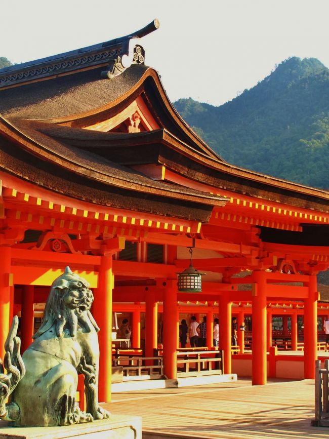 厳島神社は、広島県廿日市市の厳島（宮島）にある神社である。日本全国に約500社ある厳島神社の総本社とされる。<br />厳島神社のある厳島（宮島）は俗に「安芸の宮島」と呼ばれ、「日本三景」の一となっている。「平家納経」で有名。厳島神社の平舞台は、四天王寺（大阪市天王寺区）の石舞台、住吉大社（大阪市住吉区）の石舞台と共に「日本三舞台」の一。高さ16メートルの大鳥居（重要文化財）も春日大社（奈良県）と気比神宮（福井県）の大鳥居に並ぶ「日本三大鳥居」の一とされる。ユネスコの世界遺産（文化遺産）となっている。<br /><br /> 祭神　宗像三女神（市杵島姫命、田心姫命、湍津姫命）を祀る。市杵島姫命は神仏習合時代に弁才天と習合しており、当社は江島神社（神奈川県江の島）・都久夫須麻神社（滋賀県竹生島）と共に「日本三弁天の一」ともされている。<br />（フリー百科事典『ウィキペディア（Wikipedia）』より引用）<br /><br />宮島については・・<br />http://www.miyajima-wch.jp/<br /><br />前回(2009年12月11・12日)の旅行記は・・<br />宮島-１　厳島神社　朝一番に参拝　☆人と神々が共存する島 http://4travel.jp/traveler/maki322/album/10412384/<br />宮島-2　厳島神社の大鳥居 ライトアップ　☆観光船で海からも<br />http://4travel.jp/traveler/maki322/album/10412457/<br /><br />涼やか絶景　夫婦のんびりふたり旅５日間（山陰・山陽）<br />1日目　　9月8日(木)<br /> 東京駅(10：10発)＝＜新幹線N700系のぞみ25号・グリーン車＞＝＝広島駅(14：06着)＝平和記念公園＝宮島口＝○安芸の宮島（約120分）＝＝◎厳島神社（拝観料込み)＝＝宮島島内にて「カキ料理」の夕食＝＝宮島＝＝＜宮島ナイトクルージング・約30分＞＝＝宮島口＝＝広島＜泊／21：30頃着＞<br />【バス走行距離：約44ｋｍ】<br />【宿泊先：グランドプリンスホテル広島　082-256-1111】 <br />http://www.princehotels.co.jp/hiroshima/<br />