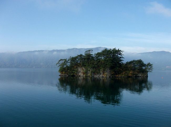 <br />「十和田湖湖上遊覧と奥入瀬渓流へ」<br /><br />十和田湖畔に宿泊した翌日は、観光船に乗って湖上遊覧です。この日も絶好の天気で早秋の十和田湖を堪能することができました。<br /><br />あとひと月もすれば“紅葉”の時期を迎えます。十和田湖や奥入瀬渓流はおびただしい数の観光客が訪れることでしょう。<br /><br />紅葉の時期には少し早いのですが、オンシーズン前ということでゆったりと湖上遊覧ができました。<br /><br /><br />　遊覧船は休屋から西湖・中湖・東湖をゆっくり巡り、子ノ口（ねのくち）までおよそ４０分。<br /><br />　子ノ口に待機していた観光バスで奥入瀬渓流へ入って行きます。まだ紅葉の時期には早いので車も人も少なく、十和田湖から流れ出す渓流をゆっくりと眺めることができました。<br /><br />　オンシーズンはとてもとてもこういう訳にはいかないでしょう・・・。車の離合、渋滞でその混雑ぶりが想像できます、車両規制をするのは当然でしょう。<br /><br />　観光バスに揺られて、奥入瀬渓流の玄関口になる子ノ口から大小さまざまの“滝”を見ながら石ケ戸までおよそ４０分、美しい渓流と周囲の樹木に囲まれた道路を行く。<br /><br />　奥入瀬渓流は全長およそ１４ｋｍもあるとか、子ノ口からここ石ケ戸まで１０ｋｍくらですから奥入瀬渓流の大半を見たことになります。<br /><br />　ウォーキングの好きな人は、一日かけて遊歩道をゆっくり散策するのもいいでしょう。<br /><br /><br />  　　　   次回は「小坂町＆鹿角へ」