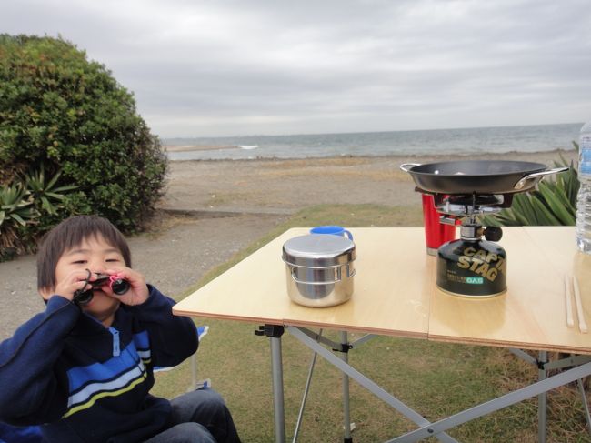 4歳の長男とオトコ二人たびに行ってまいりました。<br />コースは自宅を15時にでて<br /><br />Step1 羽田空港となりの城南島で離陸する飛行機を見てテンションup<br />Step2 アクアラインにのって海ほたるでサンセット<br />Step3 富津岬で大好きなカップラーメン♪<br />Step4 今日は車の座席をフラットにして宿泊。PSP大会開催!!<br />Step5 朝の富津岬でウインドサーファーを見ながら朝食<br />Step6 富津公園の芝生でキャッチボール、<br /><br />帰宅 9時半<br /><br />というコースでした。こどもの成長を感じるとともに、サイコーの男友達が<br />できた感じです。<br />