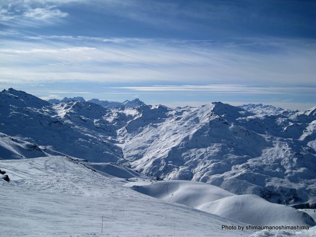 ローヌ・アルプ地方（Rhone-Alpes）にあるサヴォワ（Savoie）へ、年越しスキーに行ってきました。<br /><br />夫の友人達と共に総勢７名で１週間ロッジを借り、スノボ三昧！<br /><br />私達が訪れたのは、レ・ムニュイエ（Les Menuires）という３つの谷にまたがる大きなスキー場。<br /><br />なんと世界で一番大きなスキー場なんだそうです！<br /><br />日本ではなかなか味わうことのできない壮大な景色、そしてその中をスノーボードで滑りぬけるのは本当に気持ちが良かったです。<br /><br />夜は満天の星空を堪能！<br /><br />まだフランスでの生活を始めたばかりのこの頃。<br /><br />丸々１週間フランス人に囲まれて若干ホームシックにもなりましたが、忘れられない大切な思い出のひとつです。