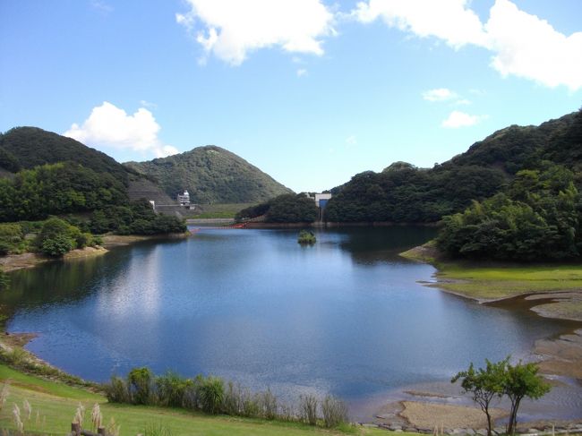 ８月下旬から９月、気が付くと伊東に来ていました～<br /><br />草津旅行が台風などの影響でキャンセルになり、急遽、伊東旅へ変更がつづき、、、（草津or伊東しか選択肢がないのか??と思いましたが、、、）導かれるように度々伊東へ…<br /><br />さて、またもや一人旅２日目に友が車でビューンとやってきました<br />地図を見て、ここへ行ってみよう～!!!ということで初めて訪れた松川湖<br /><br />　あまりの美しさに感激～!!!<br />ススキが秋風に気持ちよさそうになびき、フォトには撮ることが出来ませんでしたが沢山のトンボが楽しそうに戯れていました、、、<br /><br />　松川の合流あたりの湖面がキラッキラッしてとても美しいです～<br /><br />●●松川湖●●<br />１９８９年に奥野ダムによって形成された人造湖<br />湖釣りのスポットでもあり、ニジマスやアマゴ等が釣れルアーフィッシングも可能だそうです<br />　アクセスは伊東市街からは車で１５分位、バス利用の場合は「荻」「かどの球場」「十足」方面行きのバスに乗車し、「城の平」のバス停留所で下車。そこから徒歩で15分～20分程度とのこと