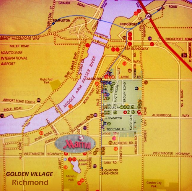 左の写真の緑色の部分が　ゴールデン　ヴィレッジ、金色（こんじき）の村(Golden Village)。　　一寸ややこしくなりますが、この地図では真上が北東になります。<br /><br />緑色の左側は　第３道路(No.3 Road)、それに沿って半径約４ブロックに　金色の村　と名が付けられています。<br /><br />「何故、金色の村　と呼ばれるようになったの？」<br /><br />それは多くの中国人関係の店があり、中国人が金色を愛するので付けられたようですね。<br /><br />「それなら、何故中華街〔チャイナタウン）と呼ばないの？」<br /><br />ダウンタウンのバンクーバーに既に　チャイナタウン　が存在するからです。<br /><br />「そうか、ニュー　チャイナタウン　になるのか」<br /><br />ダウンタウンのチャイナタウンが　その名（Chinatown)をバンクーバーの近くに付けさせないようにしているようです。　　まあ、我々に云わせれば　新中華街　ですけどね。<br /><br />地元のカナダ人は　香港からの移民者が多いので　ホンクーバー（Hongcouver) とも呼んでいるそうですが、それを中国人は嫌っているとのこと。<br /><br />金色の村　には　中華料理をメインとして、東洋のレストランが約３５０軒以上あるそうです。　　そして、香港から移住して来たシェフの腕が良い　と云うこともあるでしょうが、&quot;競争&quot;が味を良くしているようです。<br /><br />ニューヨーク　タイムス紙が　「中国以外で最も良い（美味しい）中国の料理」と書いているのが理解できます。<br /><br /><br />２０１１年９月３０日と１０月１日、金色の村　を探索しました。<br /><br />
