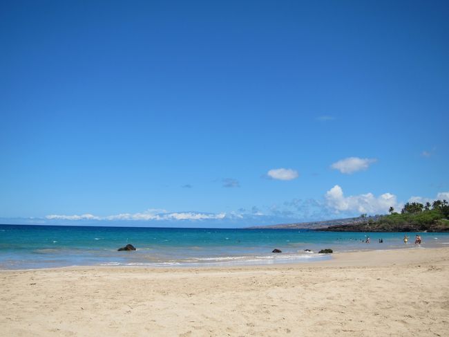 2011年ハワイの旅は1月に続き2回目、8泊10日とロングステイで<br />後半はハワイ島で過ごしました。<br /><br />今回は父のサファイアのポイントをもらい、ホノルルまで往復ビジネスクラスの空の旅。<br />キレイになってから初めての羽田国際線を利用。<br /><br />4日目<br /><br />オアフ島からハワイ島への移動日。<br />H1で道を間違えるが、旦那さんの動物的感でホノルル空港に無事到着。<br />ハワイアンエアーでハワイ島へ。<br />移動中、向かって左側（A、B席）の席からはハワイ諸島が見えます。<br /><br />降り立つと事件発生！預けた荷物がない！！<br />人生初のロストバゲージかと思いきや・・レイトチェックインだったため次の飛行機で荷物が来るらしい。<br />致し方なく、先に車を借りて社内でガイドブックを開き本日の予定を検討。１時間後、次の便がやってきて無事荷物を受け取る。<br /><br />車でカイルアコナに向かいます。<br />青空と溶岩台地の黒とのコントラストが絵になるね～。<br /><br />カイルアコナの街をブラブラし、ランチを食べお腹も満たされました。<br />私も旦那も大好きなROSSでお買いものをしハワイ島での宿泊先<br />ワイコロアにあるマリオットを目指します。<br /><br />移動日は早く寝ます。<br /><br />5日目<br /><br />ハワイ島での朝ごはんはサンドウィッチ。日本からマヨネーズも持参。<br />今日は早速、ハプナビーチに行きます。<br />海を堪能したあとは、ワイメアまでドライブ。<br /><br />ワイメアではハワイ島で有名なKTAというスーパーで買い出し。<br />夕飯はKTAで買った日本食。美味でございます。<br /><br />明日はヒロまでロングドライブだ～<br /><br />（④へ続く・・・）<br />