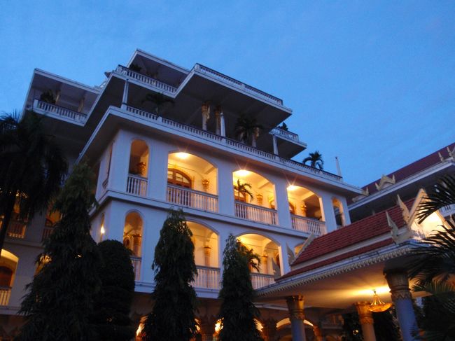 9/17-18　宿泊したチャンパサック パレス ホテル (Champasak Palace Hotel) です。<br />Road No.13 Ban Prabath, P.O.Box 718 Pakse District, パクセ, パクセ, ラオスTel. 031-212263 Fax. 031-212781。<br />（料金）Champasak Palace Hotel　 JPY3199　<br />料金には朝食、すべての税金&amp;サービス料金が含まれています。<br /><br />パクセーのホテルについては、まだたくさんの記事がのっていませんでしたので、別枠で掲載してみました。<br />今後の参考になればと思います。<br /><br />９/１７ 土曜日　この日の日程<br />羽田?バンコクーウボンラチャタニー　バスで国境　ラオス　パクセー　パクセー宿泊<br />羽田　00:30発　　全日空 NH173便 5:20着 バンコクスワンナプーム国際空港　<br />この乗り継ぎ、普通は不可です。最低１時間１５分あいてないといけないとタイ航空のホームページに記載してありました。<br />バンコクスワンナプーム空港　06:15発　タイ国際航空TG20便　07:20 着　ウボンラチャタニー空港<br />ウボンラチャタニーバスターミナル(市街北西5km)　09:30発 パクセー行き国際バス(200THB)　３時間後　パクセー着<br />車をチャーター（USD60）。世界遺産ワットプーを見学(計４−５時間必要)。宿泊　チャンパサック パレス ホテル (Champasak Palace Hotel) <br />