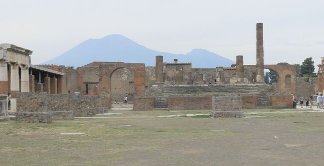 　世界遺産ﾎﾟﾝﾍﾟｲの観光をしました。<br />2000年前の文化にびっくりしました。<br />あちこちの遺跡を見るのに本気で<br />ろくすっぽ説明を聞いていませんでした。<br />（イヤホンガイドでの説明ですが・・・）<br />ここは何？？？状態ばかりの遺跡めぐりになりました。<br />　1時間半の観光でしたのでマリーナ門から秘儀荘へと<br />向かう足取りです。