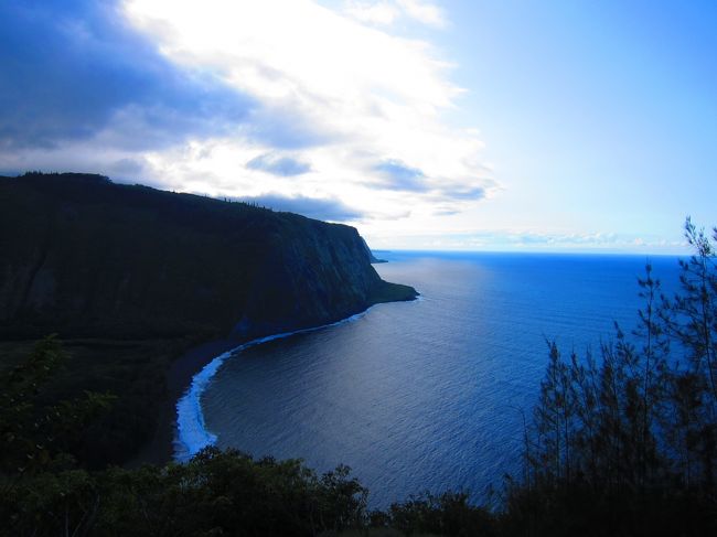 2011年ハワイの旅は1月に続き2回目、8泊10日とロングステイで<br />後半はハワイ島で過ごしました。<br /><br />今回は父のサファイアのポイントをもらい、ホノルルまで往復ビジネスクラスの空の旅。<br />キレイになってから初めての羽田国際線を利用。<br /><br />6日目<br /><br />今日はヒロへのロングドライブ<br />片道約2時間半かけヒロに到着。途中ビューポイントで海の景色を堪能。<br />ヒロに到着して、まずはBig Island Candyでお買いもの。<br />7年前に来た時よりも商品が増えてるかも？？<br /><br />そろそろお腹が空いたということで、Suisanでランチ<br />ごま油と醤油ってこんなに美味しいのか～とビックリ！！<br /><br />ココナッツアイランドでお散歩したあと、アカカ滝へ。<br />滝って癒されますね。<br /><br />Tex　Drive　In　で休憩し、ワイピオ渓谷へ<br /><br />ワイコロアに戻りハワイ島の夕日を眺め1日が終わるのでした。<br />明日？今夜？1:30からマウナケアの日の出を見に行きます。<br /><br />（⑤へ続く・・・）<br /><br /><br /><br /><br />