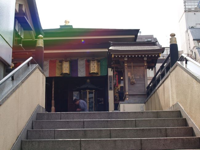 　東京都中央区人形町1にある大観音寺（おおがんのんじ）は聖観音宗のお寺で山号はないようだ。創建年代は不詳とされるが、現在の大観音寺は、昭和17年（1942年）に創建され、昭和27年（1952年）に天台宗から聖観音宗に改宗している。本尊は造聖観世音菩薩で、毎月１７日に開帳される。<br />　鎌倉の鉄ノ井前にあった鉄観音堂に祀られていた丈六の鉄観音像の頭部が、廃仏毀釈を逃れて来、この界隈を転々とし、祀られていたが、戦時中頃の昭和17年（1942年）に落ち着いたのがここ大観音寺である。<br />　東京駅の北口と八重洲口との連絡通路に交番があったので、「観音寺」を尋ねてみた。どこにあるのかと聞かれたので「蛎殻町」と言うと「蛎殻町」は初めて聞く地名だという。それではと「日本橋蛎殻町」と正式な町名を言うと、それならと、出前用の町内地図を持って来て広げて日本橋蛎殻町2丁目を探すが「観音寺」はない。何度も奥に行って誰かに聞いてくる。奥の人から「大観音寺」ではないかと言われて戻ってくる。地図を広げて人形町の駅前を示してくれた。日本橋蛎殻町2丁目とは鉄観音像が最初に持ち込まれた場所であった。その後、大観音寺に祀られるが、寺名に付いている大を忘れたのだ。関西訛りの赴任して間もない警官とは10分程度のお付き合いだった。奥の人は指導員の警察官なのかも知れない。東京駅あたりの交番で日本橋蛎殻町を尋ねられたことがないとはと呆れもした。それでも、10分も調べてくれたのだから熱意はあるのだろう。そのうえ、田舎出身者なので10分も掛かることよりも、探してあげることの方を優先したのだと思う。しかし、地図には蛎殻町はバス停しかなく、地下鉄駅はないのだ。<br />　この後、両国橋の交番で「デパートにあったライオン像を狛犬としている神社」を尋ねたら、隅田川を2km余り上った問答橋を越えた小さな通りにあると教えられた。交番勤務の警察官なら周辺のことは知っているものだ。東京駅の交番でのことを話すと、そこは鉄道警察だと言う。駅名なら東京駅周辺でなくても知っているだろうが、道は不慣れだと言われた。なるほどそうだったのか。<br />（表紙写真は大観音寺本堂）