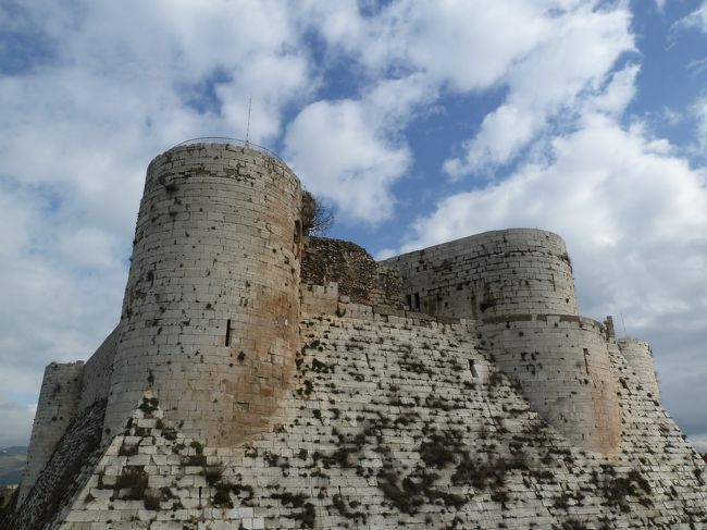 十字軍時代の遺跡、クラックデシュバリエにパルミラからタクシーをチャーターして向かいました。