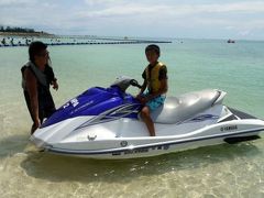 ４７．２０１１年夏休み８泊９日の国内旅行　残波岬ロイヤルホテル　プールサイドバーの昼食　残波ビーチ マリンジェット