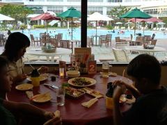 ４８．２０１１年夏休み８泊９日の国内旅行　残波岬ロイヤルホテル　ファミリー居酒屋 海風（うみかぜ）の夕食　てぃんがーらガーデン２０１１　げんき！ビンゴ大会　 Beatjam Familyのステージ