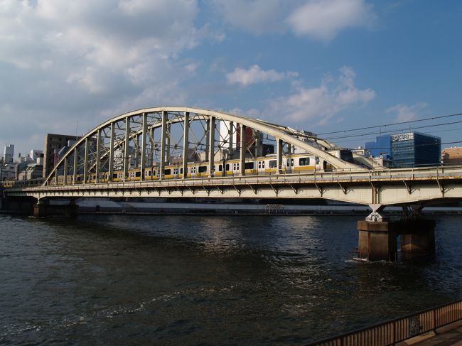 　JR総武線隅田川橋梁はJR浅草橋駅とJR両国駅の間にある隅田川に架かる橋長172mの鉄橋である。昭和7年（1932年）3月に竣工した。日本では最初のランガー桁（桁とアーチの双方で荷重を支える補剛アーチ形式）の鉄橋である。<br />（表紙写真は総武線鉄橋）