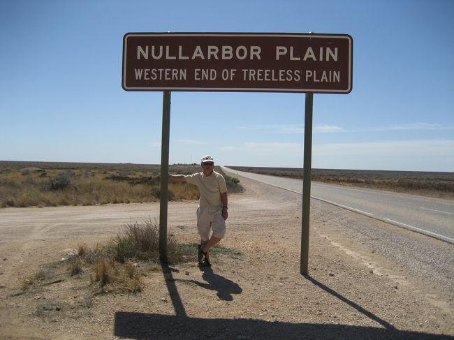 パースからシドニー迄約3週間の旅。エスペランスの街からアデレート迄約1200km。ナラボ平原越えである。<br />この間には町はありません。数百キロの直線道路には驚きです。<br />多国籍の旅人と車で横断しました。途中で砂漠に一泊しました。<br />勿論トイレやシャワーなどありません。<br />夕食後は焚火をしながらのビールの味は忘れられない。<br />そして満天の星には感動しました。<br />テントにもぐっての一夜は5ツ星ホテルを凌ぐ満天の星ホテルだ！<br />昼間と違って夜は驚くほど冷えます。<br /><br />