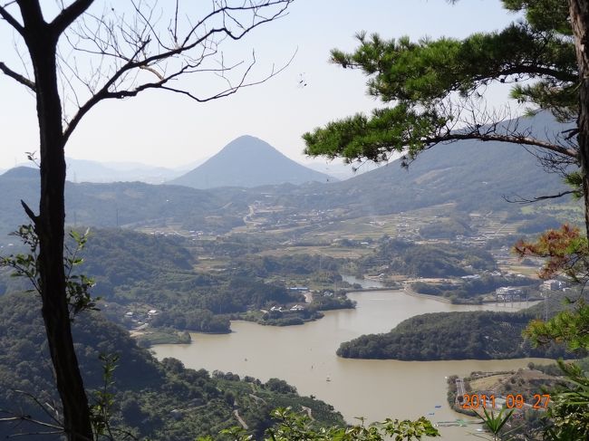 のどかな讃岐平野を見渡せる“鷲ノ山”へ、少し時間があったので大急ぎでお握りを作って行ってみました。<br />鷲ノ山は標高322.4ｍで、左の写真に見える“飯野山”より約100m低く“堂山”よりは約20ｍほど高いため、お手軽!!(*^^)vって思って行ったのですが、低い山をナメチャいかんよ！(-_-)！って鷲ノ山さんに言われたよう思いました。<br />山自体は小さくても、3段構えの急なピーク、細くて狭い尾根、腰まである笹、連日の雨で山道の崩壊されている箇所などあり、内容的には充実した登山、もしくは濃いィ〜〜内容の山歩きだったというのが感想です。<br />しかし、所々から展望できる坂出方面の景色は、遠く連なる山々を見るのも美しいですけど、のどかな讃岐平野を目の当たりにする美しさもスゴク!!素晴らしかったのです！