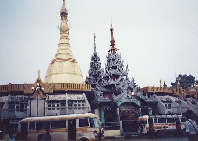 1996年の夏期休暇を利用し、ミャンマーを訪問しました。この年「ミャンマー観光年」として多くの日本人観光客が訪れていました。<br /><br />ミャンマーの歴史・宗教・世界観について、深く語ってはおりません。<br />いつものお気楽な「なんちゃって旅行記」をご紹介します。<br /><br /><br />≪全行程≫<br /><br />１日目：午前、関西空港→シンガポール　　[シンガポール航空］<br />２日目：終日、シンガポールにてミャンマー査証取得。<br />　　　　夕方、列車でマレーシアのジョホールバルへ。<br />３日目：早朝、列車でシンガポールへ。<br />　　　　午前、シンガポール→ヤンゴン　　[シルクエア]<br />　　　　　　　　　　　　　　　　　≪★今回のお話はココです≫<br />http://4travel.jp/traveler/satorumo/album/10611166/<br /><br />４日目：朝、ヤンゴン→バガン　　[エアマンダレー]<br />　　　　終日、バガン散策。<br />http://4travel.jp/traveler/satorumo/album/10613638/<br /><br />５日目：朝、バガン→マンダレー　　[エアマンダレー]<br />　　　　終日、マンダレー市内散策。<br />http://4travel.jp/traveler/satorumo/album/10614084/<br /><br />６日目：午前、マンダレー→ミャンマー　　[エアマンダレー]<br />　　　　午後、トラックタクシーでバゴーへ。<br />　　　　夕方、列車でヤンゴンへ。<br />７日目：午前、ヤンゴン市内散策。<br />http://4travel.jp/traveler/satorumo/album/10614440/<br /><br />　　　　昼、ヤンゴン→シンガポール　　[シルクエア]<br />　　　　深夜、シンガポール→関西空港　[シンガポール航空]<br />８日目：早朝、関西空港着。　<br />　