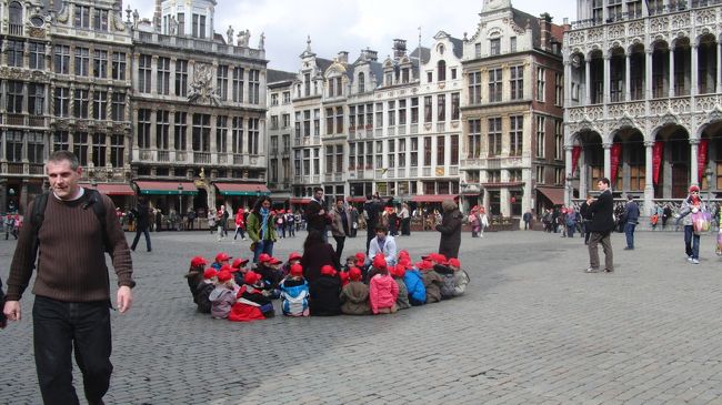 オランダ・アムスにアパートを借りて数日ゆるりとしていました。<br />折角だからベルギーへ行こうってことで列車の旅。3時間ほどでベルギーは首都ブリュッセルに到着。意外に近い!!!<br />世界遺産グランパレスへ。赤帽子の子供たちが、遠足?!で大はしゃぎ。こんな小さいときから文化遺産を体感できるってさすがヨーロッパ。あまりにも可愛いので。。。。