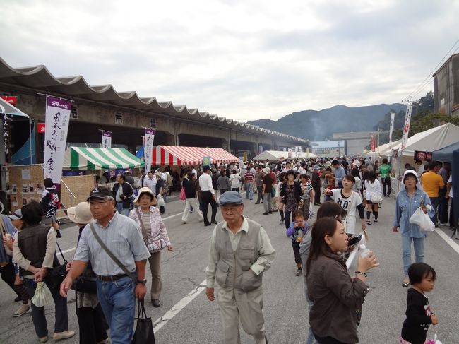 前回のかますのひらきのおいしさに豊魚祭と聞いてまたまた行ってきました。今回はすごい人出。みんな楽しそうです。