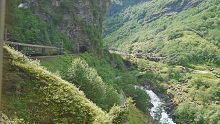 2011.7ノルウエーフィヨルド地帯1300ｋｍドライブ19-フロムでの昼食，フロム鉄道，ヒョースの滝（Kjosfoss)