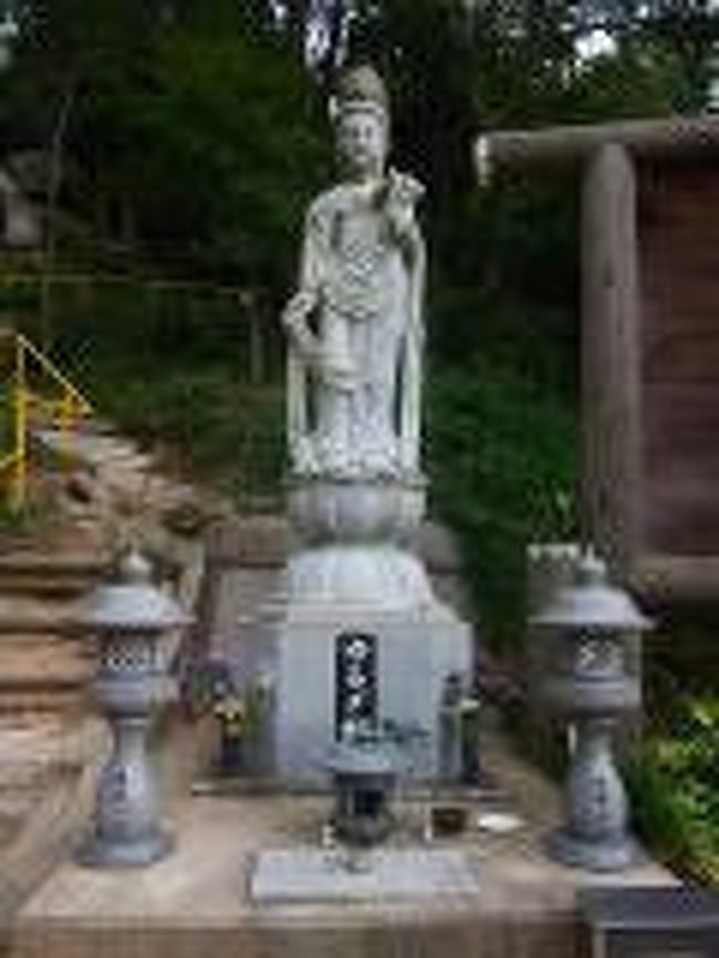 最近のテレビで知った、新広島１００名水百選の「ゆるぎ観音水」<br /><br />名水と聞くと是非行ってみたくなる名水マニュア。<br /><br />２ｌのペットボトル１０本と５ｌのポリをバイクに積んで、午後3時過ぎに出発です。<br /><br />場所は、最近なでしこジャパンで一躍有名になった熊野町。熊野筆は昔から有名ですが、最近は化粧筆で世界を制しているようです。<br /><br />自宅から15分も走れば着く隣町です。熊野町には町の特産物である筆をテーマにした「筆の里工房」があります。<br /><br />ゆるぎ観音と磨崖仏は「筆の里工房」のすぐ近くです。<br /><br />＊大分・国東半島の熊野磨崖仏<br />http://4travel.jp/traveler/abc619/album/10593206/