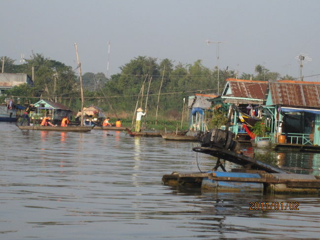 観光ボートは川岸を離れ、メコン川上流に向かって進む。川幅が広く、浮遊物も少なくて、水の流れも不明であるが、カンボジアは川の上流にあるから、上流に向かって進んでいるに違いない。<br /><br />両岸にチャウドックの街並みを眺め、密集地を過ぎると、今度は水上に浮かぶ集落が見えてくる。水上生活者だ。以前トンレサップ湖をボートに乗って半周した時、数多くのベトナム人水上生活者を見たが、そうした数多くの家屋は、この流れ緩やかな、幅広のメコン川を家屋、家財道具、一切を載せて、この辺りの河岸の町から運ばれていったに違いない。<br /><br />この辺り、台風もないのだろうか・・。今、この旅行記を書いている１０月半ば、タイでは大洪水が発生し、チャオプラヤー川が氾濫して、アユタヤの遺跡など水没して大被害を与えているが、このメコンは、そうした大洪水などは起こらないのだろうか・・。<br /><br />いろんな国にいろんな人々の生活があり、この川の上で生活し続ける人々も、それが最上でないとしても、現在の選択として居住し続けているのだが、学生時代、一番最初に海外旅行した香港のアバデイーンで、蛋民の貧しげな水上生活者の小舟を見、それから又数年後、バンコクの川に浮かぶ小舟の中で数週間の生活をしたが、船底の板の上に敷かれたマットの上で、ゆらゆら揺られて眠る心地よさも、こうした川に浮かぶ家々を見ていて、何故か思い出された。<br /><br />ボートは岸を離れ３０分もしない内に最初の訪問先、水上生活者の舟の家に着岸した。ここで生け簀の中の魚に餌をやったり、家の中の様子を着ることになる。<br />