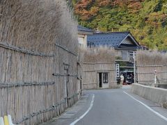 細い竹で囲われた塀が特徴の港町で迎えた朝