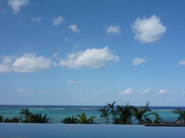 恒例記念日旅行！<br />2010年は沖縄に行ってきました！<br /><br />沖縄はオンシーズンは高いので、オフシーズンのこの時期に挑戦！<br /><br />宿泊は恩納村にあるカフーリゾートフチャク（ホテル）です。<br /><br />今回は旅行代理店ニーズツアーを利用して飛行機+ホテルを手配しました。<br /><br />ホテルの選択理由は新しいのと、たぶん修学旅行生は泊まらないだろうとチョイスしました。あと、値段もリーズナブルだったので♪