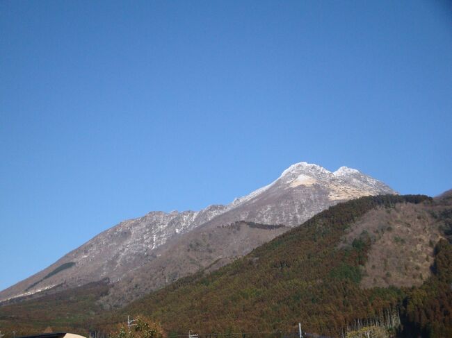 2日目、今日は国宝、臼杵の石仏を訪ねてから湯布院に向います。<br />平安〜鎌倉時代に彫られたという６０体もの石仏群、よく現代まで残っていたものです。<br />お天気も良く高速道からの別府湾の景色もすばらしかった。<br />そして今なお人気の湯布院へ、由布岳の素敵な眺めは忘れられません。ここも昨日の黒川温泉も団体バスでいっぱい、韓国からの観光客がおおかったです。<br />今日のお泊りは「ゆふいん山水館」お風呂もお部屋もお料理もgoodでした。