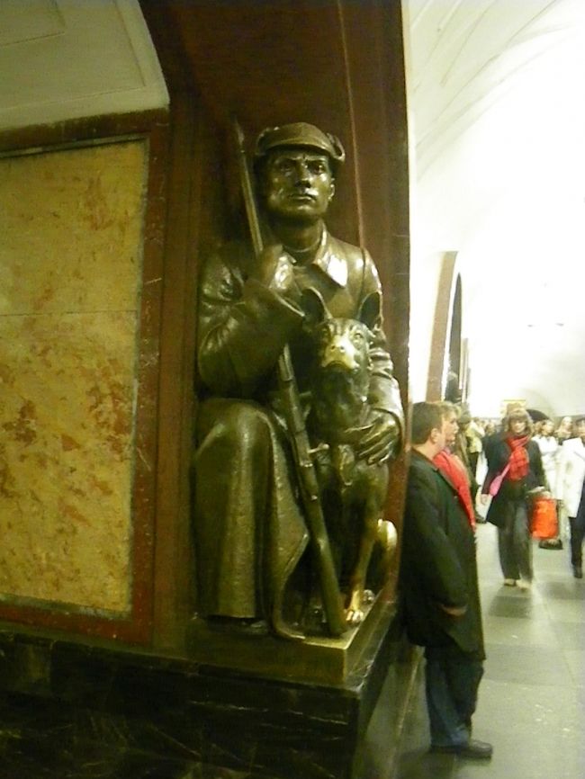 エレクトロザヴォロツカヤ駅から宿のあるトゥヴェルスカヤ駅へ向かう途中に乗り換えでプロ−シャチ・レヴォリューツィ駅を通りました。この駅は、超ソ連っぽい銅像がたくさんある駅でした。それとモスクワ市民の習性？密かにを見つけてしまいました。それは・・・
