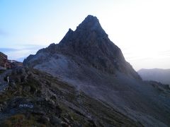 槍ヶ岳２０１０秋登山記　【４】槍ヶ岳山荘（朝焼けの槍ヶ岳）