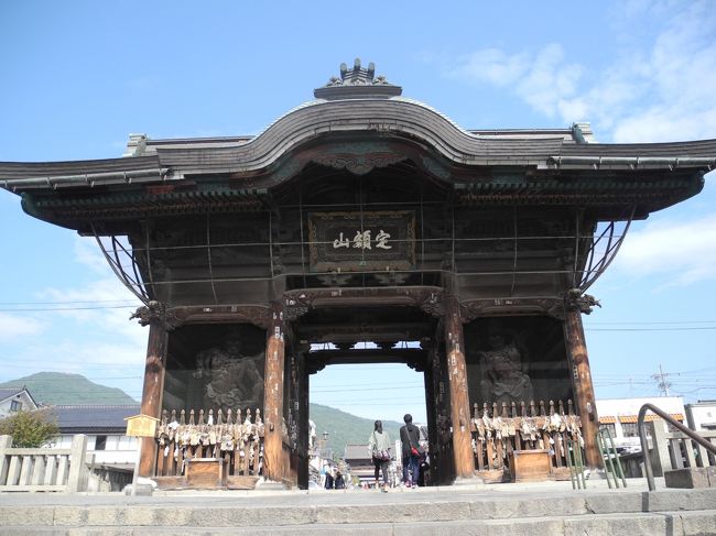 今年、4回目の善光寺参拝です。<br /><br /> 今回は、とても混雑してました。<br /> 小学生らしき、社会科見学やらやらで大変、混雑していました。<br /><br /> 偶然にも、高僧な、とても偉い、上人様が参道を通るという事で、<br />参拝者が参道で正座していたので、それに混じって<br />お祈りしてもらいました。良い事が有ると確信してます。<br /><br /> また、今回、初めて、「お戒壇めぐり」に参加しました。<br /> 御本尊の安置される瑠璃壇下の真っ暗な回廊を通り、中ほどに懸かる「極楽の錠前」を探すものです。<br /><br /><br /> 過去の旅行記は、以下です。<br />2011年06月 長野県善光寺 参拝してきました。<br />http://4travel.jp/traveler/kazukota/album/10579361/<br /><br />2011年05月 長野県善光寺 参拝してきました。<br />http://4travel.jp/traveler/kazukota/album/10570181/<br /><br />2011年02月 長野県善光寺 参拝してきました。<br />http://4travel.jp/traveler/kazukota/album/10545220/<br />