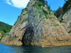 山陰-12　浦富海岸：遊覧船から見るリアス式海岸　☆岩と波の造形美