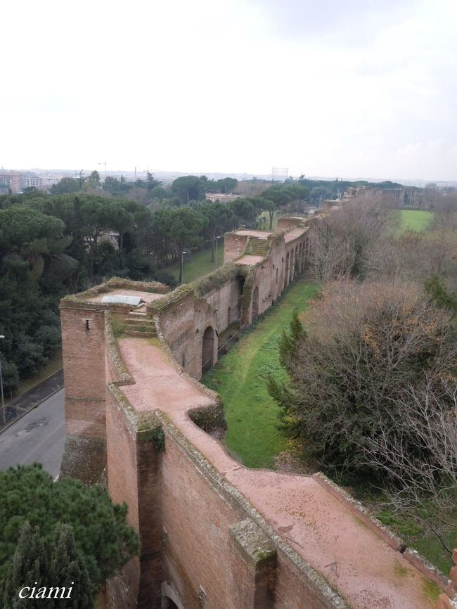 アウレリアヌス帝が、ローマを守るために作った城壁。<br /><br />アッピア街道の始まりのサン・セバスティアーノ門が一番保存状態がいいんだって。