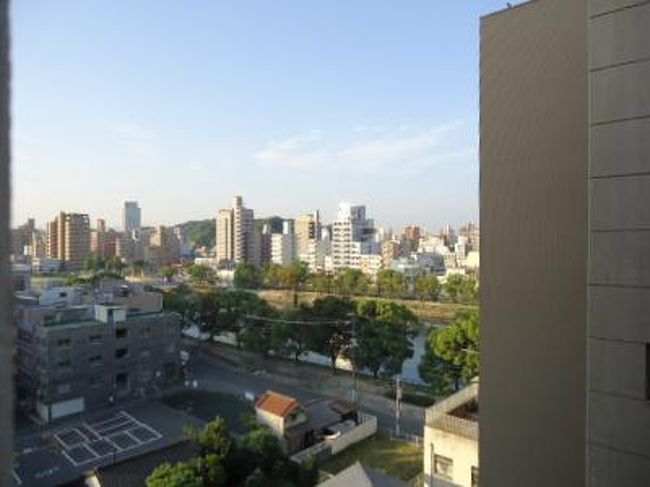 広島二日目。本日も快晴。<br /><br />部屋からの景色はまぁまぁといったところ。今回は8Fという結構高いところの部屋だった。<br /><br />二日目はウッドワン美術館を目指しました。<br /><br />朝6時起床。朝風呂を済ませに展望浴場へ。10Fからの眺めはどんなもんだろうと期待してたんですが、窓が曇ってて何も見えず;;まぁ久々足の伸ばせる風呂に入れたんで良しとしとこ。朝風呂を済ませて今度は朝食を取りに2Fへ。ここもバイキング形式の朝飯。地のものは特になく普通のメニューだったけど。調子こいていっぱい取り過ぎてお腹がいっぱいになってしまった。明日はパンにしとくかな。<br /><br />