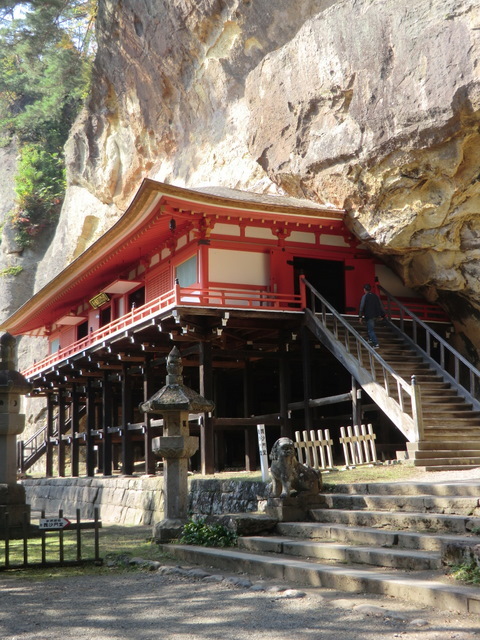 急に決まった東北への旅、宿の予約もなしに出かけたものの、３連休の土曜日で、宿はどこもいっぱい。<br />温泉、なんて贅沢も言えず、シティ・ホテルに電話をかけまくった！<br />なんとか取れた築館のシティ・ホテルは思いのほかよく、おまけに、ラムサール条約に、日本で２番目に登録された「伊豆沼」の美しいトワイライトに出会った。<br /><br /><br />□１０月７日　　自宅～宮城県名取市閖上地区～仙台（泊）<br />□１０月８日　　仙台～栗駒高原～世界谷地～伊豆沼～築館（泊） <br />■１０月９日　　築館～一関～厳美渓～達谷窟～一関～東京～自宅<br /><br /><br />前の旅行記はこちら<br />がんばろう、日本！　がんばれ、東北！　①名取市閖上地区へ<br />http://4travel.jp/traveler/dream007/album/10611184/<br /><br />がんばれ　東北！　②栗駒高原に秋を求めて<br />http://4travel.jp/traveler/dream007/album/10612400/