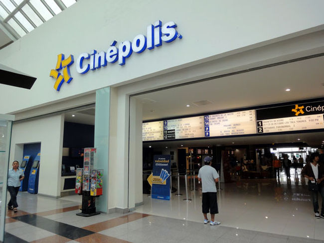 皆様こんにちは!ウォータースポーツカンクンの店長吉田です。いや、カンクンは今週本当に大変でした。。。突然の低気圧の発達で天気が大荒れとなり、10月なのにとても寒い日が続いてしまったからです。。。<br /><br />今回の大荒れの天気はハリケーン並で、各種ツアーがキャンセルになったり、取引先オフィスの電話回線が断線したりと、業務にも影響が出ました。我が家も寝室が水浸しになり、バケツで水を汲み出しましたが、大変でした。。。<br /><br />そんな訳で、涼しい天気が続いています。<br /><br />今回のように天気が崩れるとカンクンにいらっしゃるお客様にとってはちょっと大変です。ビーチリゾートなのに海のアクティビティーが出来ないことは、イコール何も出来ないに等しいからです。<br /><br />ただ、それでも遺跡などは涼しく見学出来ますから、マヤ文明の地であるカンクンは他国のビーチリゾートと比べると恵まれた環境ではあります。こういう日こそ、遺跡見学を楽しむののが一番店長お奨めです。<br /><br />が、今回のように何日も崩れてしまうと、遺跡ばかりも行ってられないですから、その他に「楽しめる何か」がないかとご相談を受ける事になります。<br /><br />こういう時にお奨めなのは、例えば、キャプテンフックのディナークルーズや、コロンブスディナークルーズなどのクルージングディナーですが、これも雨が降ったりすると大変です。<br /><br />そんな雨のカンクンでも、最近は沢山の事が出来るようになってきました。<br /><br />例えば、<br /><br />1:ショッピング<br />2:映画<br />3:カジノ<br /><br />など、、、映画については、これは好き嫌いあると思いますが、こちらの映画は日本の封切より早いので最新作が真っ先に見られます(語学の問題はあるけれど、アクションなんかは分からなくても全然楽しめますし)また、メキシコの映画などは日本ではなかなか見ることが出来ないので、こんなメキシカンな映画をこの際だから楽しんでしまうのも一考かと思います。最近は映画館も随分とハイテク化していて、実に快適。しかも、平日だとガラガラです(^^;あの広い映画館の中に2組程度しかいない事も多いので、ハネムーンでいらっしゃるお客様にはお奨めだったりします(^^)<br /><br />また、最近人気のカジノですが、雨の日だからこそ、勝負しちゃうのも面白い。奥様と二人で運試しというのも面白いと思います。そして、そのついでにショッピングもしてしまえば、一石二鳥。<br /><br />上記全て一気に楽しめてしまうお奨めが、プラザ・ラスアメリカスというダウンタウンのモール。ダウンタウンの雰囲気なので、お店もメキシカンなセレクションが多いし、お土産のように観光客相手ではないので、お店も声を掛けて押し売りされる事もありません(笑)<br /><br />なんといっても、ここに行けば、店長お奨めのフードコートにあるグラン・タコのタコスも食べられるし(弊社お奨めタコスのページご覧ください)、カジノもあるし、映画も見れるし、しかも、スーパー・チェドラウイが入っているので、お土産も買えるしで一石三鳥です。<br /><br />なので、雨の日はプラザ・ラスアメリカスに行きましょう。書店でメキシコのきれいな写真集など買うのも楽しいものですよ。<br /><br />カンクンにいらして素敵な想い出沢山作ってくださいね!<br /><br />それでは、店長吉田まで、また何かあればお気軽にご相談ください(^^)<br />
