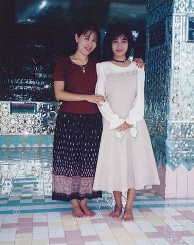 1996年の夏期休暇を利用しミャンマーを訪問しました。この年「ミャンマー観光年」として多くの日本人観光客が訪れていました。<br /><br />ミャンマーの歴史・宗教・世界観について、深く語ってはおりません。<br />いつものお気楽な「なんちゃって旅行記」をご紹介します。<br /><br /><br />≪全行程≫<br /><br />１日目：午前、関西空港→シンガポール　　[シンガポール航空］<br />２日目：終日、シンガポールにてミャンマー査証取得。<br />　　　　夕方、列車でマレーシアのジョホールバルへ。<br />３日目：早朝、列車でシンガポールへ。<br />　　　　午前、シンガポール→ヤンゴン　　[シルクエア]<br />http://4travel.jp/traveler/satorumo/album/10611166/<br /><br />４日目：朝、ヤンゴン→バガン　　[エアマンダレー]<br />　　　　終日、バガン散策。<br />http://4travel.jp/traveler/satorumo/album/10613638/<br /><br />５日目：朝、バガン→マンダレー　　[エアマンダレー]<br />　　　　終日、マンダレー市内散策。<br />　　　　　　　　　　　≪★今回のお話はココです≫<br />http://4travel.jp/traveler/satorumo/album/10614084/<br />　<br />６日目：午前、マンダレー→ミャンマー　　[エアマンダレー]<br />　　　　午後、トラックタクシーでバゴーへ。<br />　　　　夕方、列車でヤンゴンへ。<br />７日目：午前、ヤンゴン市内散策。<br />http://4travel.jp/traveler/satorumo/album/10614440/<br /><br />　　　　昼、ヤンゴン→シンガポール　　[シルクエア]<br />　　　　深夜、シンガポール→関西空港　[シンガポール航空]<br />８日目：早朝、関西空港着。　<br /><br />