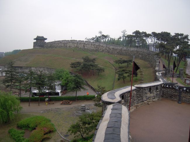 ソウルに妻と2人でTrapicsのツアーに参加して2泊3日で行って来た。<br /><br />水原の華城というソウルから約50km離れた李王朝の城に行きました。<br />凄い広かった。万里の長城のように城壁がすごく長かった。<br />http://www.seoulnavi.com/miru/364/<br />鉄砲を打つ穴などが随所にあった。<br />中は広くきれいに整備してあった。<br /><br />世界遺産の昌徳宮を見学。<br />李氏朝鮮王朝の太宗が建てた、王宮庭園秘苑がうつくしい古宮だそうです。<br />http://www.seoulnavi.com/miru/2/<br /><br />明洞（ミョンドン）と南大門の市場をぶらぶらした。<br />http://www.seoulnavi.com/area/detail.php?area_id=3<br />http://www.seoulnavi.com/area/detail.php?area_id=1<br />市場では破格の安さで売っているものも多く、大量に買っている人もいた。<br />眼鏡を買おうとした人もいたが、ツアーではやはり時間が少なすぎた。<br /><br />セブンラックカジノ ミレニアムソウルヒルトン店にっ連れて行かれたが、誰も行わなかった。<br />私ともう1人がちょっと行っただけで、皆退屈そうにしていた。<br />飲み物は飲み放題なのでその周りに皆たむろしていた。<br />http://www.konest.com/data/spot_mise_detail.html?no=999<br />皆早く帰りたかったが・・・・・<br /><br />また、男は垢すりと女はエステが組み込まれ、半強制的にやらされた。<br />妻ともう一人の女性が健康的な理由で断っただけ。<br />オイルをいっぱいつけて全身の垢を落としてくれた。<br />中で聞いたら、日本人しか来ないということ。<br /><br />また、ロッテ百貨店に買い物に寄った時に、安い店で買いたかったので交番があったので若いおまわりさんに地図を見せながら英語で聞いたら親切に教えてくれた。<br />今は韓国の女性が世界で一番やさしいと言われているが、男性も親切だ。<br /><br />料理も全て付いていたが、小さい器に50種類くらいの料理が出てきた宮廷料理以外はあまり覚えていない。<br />そんなによかったという記憶はない。ただ、Freeのツアーで行って本当にうまい韓国肉料理を食べたいと思っている。<br /><br />大改造して川を再生したというきれいな川が流れており、そこが散歩コース人なっている。素晴らしい憩いの場所がソウルにはある。