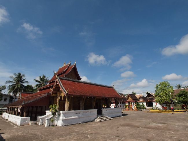 バンビエンからバスでルアンパバーンに来ました。<br /><br />ルアンパバーンは世界遺産の街で多くの寺があり、僧侶の数も多いです。<br />郊外に滝が見られるところがあってしかも泳げると聞き、同じ宿の日本人と行くことにしました。<br />車で1時間ほどの山の中にあります。<br />滝壺は水の色が少し白っぽくてとてもきれいですが、水が結構冷たいです。<br />またもやターザンジャンプ台があって西洋人が飛びまくっています。<br /><br />お次は、チェンマイからです。<br /><br />よろしければ、こちらもどうぞ↓<br /><br />http://weblog-taka.blogspot.com/2009/10/blog-post_18.html