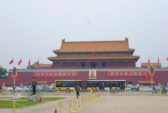 北京観光には外せない4大世界遺産　万里の長城・頤和園・故宮博物院・天壇公園を観光<br /><br />北京観光３日目は、天安門広場から世界遺産故宮を見学のあと恒例のショッピングは、時間たっぷりの２店舗も。。。<br /><br />昼食後は予定変更で、四合院造りの家屋が残る　胡同（フートン）を三輪タクで<br />夕刻に世界遺産天壇公園を見物。<br /><br /><br /><br />　　　　　　　　　　　　　　　　　　　　　　　　　　　　　　　　<br />
