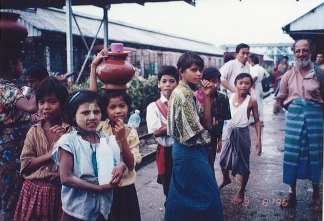 1996年の夏期休暇を利用し、ミャンマーを訪問しました。<br />この年「ミャンマー観光年」として多くの日本人観光客が訪れていました。<br /><br />ミャンマーの歴史・宗教・世界観について、深く語ってはおりません。<br />いつものお気楽な「なんちゃって旅行記」をご紹介します。<br /><br /><br />≪全行程≫<br /><br />１日目：午前、関西空港→シンガポール　　[シンガポール航空］<br />２日目：終日、シンガポールにてミャンマー査証取得。<br />　　　　夕方、列車でマレーシアのジョホールバルへ。<br />３日目：早朝、列車でシンガポールへ。<br />　　　　午前、シンガポール→ヤンゴン　　[シルクエア]<br />http://4travel.jp/traveler/satorumo/album/10611166/<br /><br />４日目：朝、ヤンゴン→バガン　　[エアマンダレー]<br />　　　　終日、バガン散策。<br />http://4travel.jp/traveler/satorumo/album/10613638/<br /><br />５日目：朝、バガン→マンダレー　　[エアマンダレー]<br />　　　　終日、マンダレー市内散策。<br />　　　　　　　　　　　　<br />６日目：午前、マンダレー→ミャンマー　　[エアマンダレー]<br />　　　　午後、トラックタクシーでバゴーへ。<br />　　　　夕方、列車でヤンゴンへ。<br />７日目：午前、ヤンゴン市内散策。<br />　　　　　　　　　　　≪★今回のお話はココです≫<br />http://4travel.jp/traveler/satorumo/album/10614440/<br /><br />　　　　昼、ヤンゴン→シンガポール　　[シルクエア]<br />　　　　深夜、シンガポール→関西空港　[シンガポール航空]<br />８日目：早朝、関西空港着。　<br /><br />