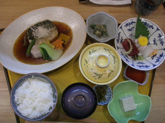 大阪へ出かける用事があり、昼食は梅田近辺で食べることにしました。<br />以前、みにくまさんが旅行記で紹介されていた「懐食 こおげ」へ行くことに決め出かけました。<br /><br />みにくまさんの旅行記　http://4travel.jp/traveler/minikuma/album/10602170/<br /><br />紹介されていたお料理がとても美味しそうで、おまけにお昼のメニュー「五味五法膳」は１０００円とおどろく安さ。行ってみない手はありません。<br />会社のお昼休みを避け、１時頃にお店へ入るように出かけました。<br /><br />期待どうりの美味しさ。静かにいい雰囲気でお食事が出来満足なお昼を過ごせました。<br /><br /><br />◎ 懐食 こおげ<br /><br />住所　大阪市北区曽根崎新地1-1-39 延藤ビル３階<br />電話番号　０６−６３４３−１０７５<br />営業時間　昼　１１：３０〜１３：３０<br />　　　　　夜　１７：３０〜２３：００<br />定休日　日・祝<br />http://www.kooge.co.jp