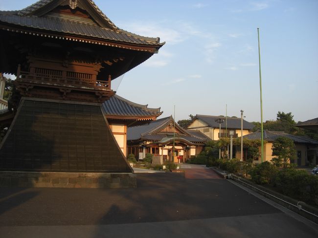 市川市の南部に位置する行徳地区は独特の雰囲気を持っています。行徳街道沿いの古い商家や、歴史あるたくさんの寺など、遠い昔に引き込まれてしまいそうになります。<br />「行徳を襲った度々の大津波は寺の記録を消失させた」という記述を見て、大丈夫なのか、この町の防災は？とも思いました。<br />写真は徳願寺の鐘楼。